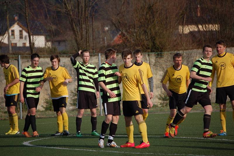 Fotbalisté Kelče B (pruhovaní Sršni) prohráli s VKK B 1:3. 