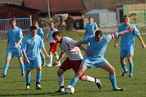 Fotbalisté Leskovce (modré dresy) si pořádně zavařili, když v předposledním kole doma padli s Krhovou 0:3