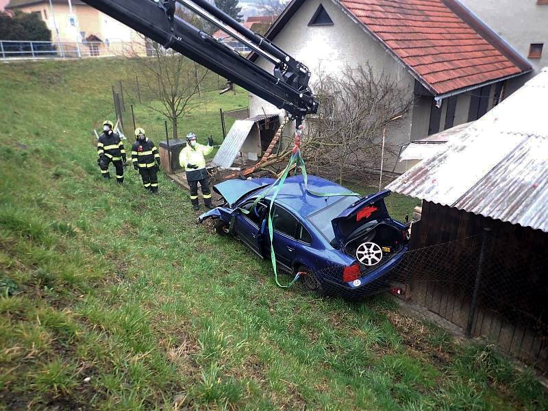 Řidič osobního vozu nezvládl v sobotu 21. března 2020 průjezd okružní křižovatkou v Hovězí na Horním Vsacku a havaroval do zahrady blízkého rodinného domu.