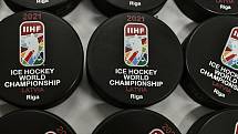 V rodinné firmě Gufex v Kateřinicích finišuje výroba a potisk puků pro hokejové Mistrovství světa v Lotyšsku. Pětaosmdesátý světový šampionát začíná 21. května 2021 v Rize.