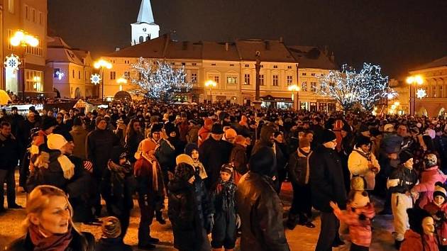 Ve Valašském Meziříčí slavily tisíce lidí Silvestra na náměstí před radnicí. Popřát štěstí do nového roku jim přišel také starosta Jiří Částečka a místostarostka Dagmar Lacinová.