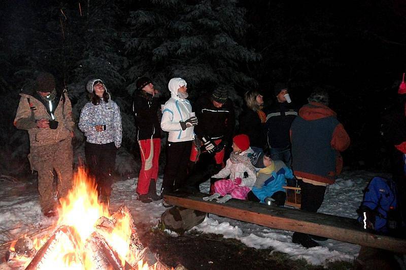 Ve Francově Lhotě se řada lidí vydala na Silvestra k rozhledně na Čubově kopci. Nový rok přivítali společně u zapálené vatry.