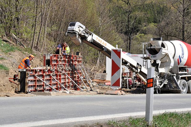 Dělníci pracují na stavbě okružní křižovatky na spojnici silnic I/57 a I/49 u Valašské Polanky; 27. dubna 2020