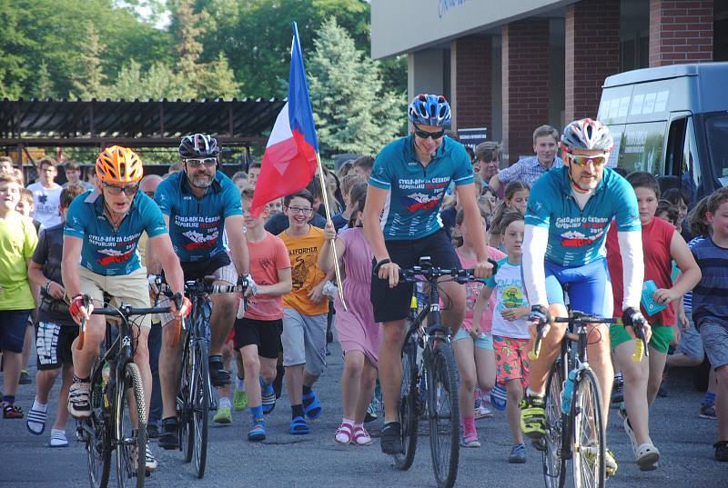 Účastníci 17. ročníku Cyklo-běhu za Českou republiku bez drog se v úterý 11. června 2019 zastavili ve Valašském Meziříčí.