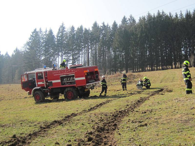 Hasiči tří jednotek zasahovali včera před polednem na místě požáru travního porostu v okrajové části Vsetín – Horní Jasenka.