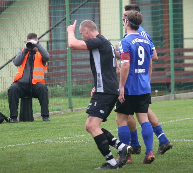 Fotbalisté Vigantic (v černém) se rozloučili s podzimní části I. A třídy skupiny A v derby s Rožnovem pod Radhoštěm přesvědčivou výhrou 5:0. Lví podíl na ni měli největší hvězdy Vigantic Milan Baroš a René Bolf, kteří dali po jedné brance, domácí útočník 