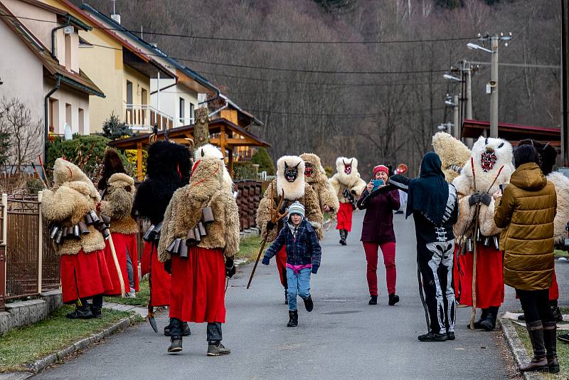 Muži v maskách čertů procházejí při oslavě svátku sv. Mikuláše, 4. prosince 2021 Valašskou Polankou na Vsetínsku.