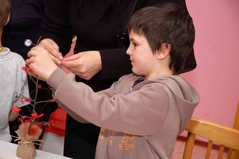 V základní škole v Jablůnce uspořádali v úterý 16.12. druhý ročník takzvaného Vánočního tvořeníčka. Děti, společně s rodiči a pedagogy, vyráběly různé vánoční ozdoby