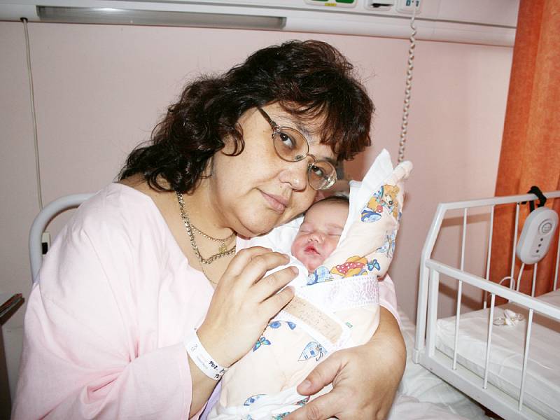 Petra Holubová, Valašské Meziříčí, dcera Adéla Holubová, narozena 5. 11. 2007 ve Valašském Meziříčí, váha: 3,60 kg