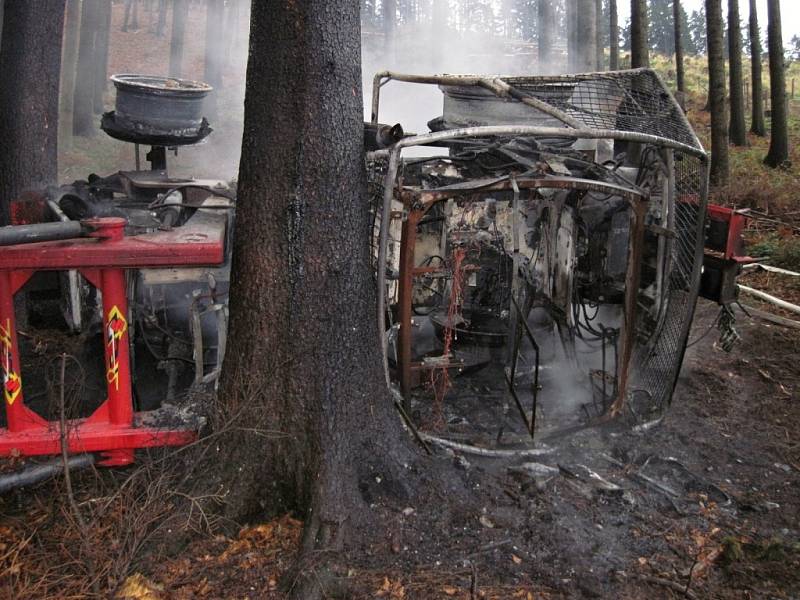 Traktor po nárazu do stromu začal hořet; Podolí u Valašského Meziříčí; neděle 27. listopadu 2016