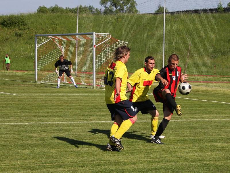 Fotbalisté Valašského Meziříčí (žluté dresy) poslední domácí zápas nezvládli. 