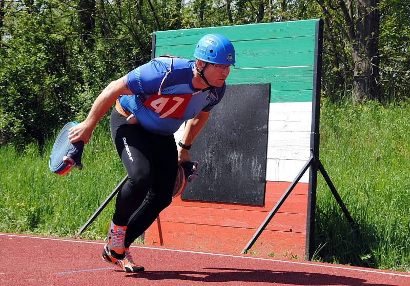 Hasiči a hasičky závodí v sobotu 11. května 2019 na okrskové soutěži soutěži v požárním sportu v Hrachovci u Valašského Meziříčí. S výjimkou mužů nad 35 let, kteří závodili jen v požárním útoku, všichni ostatní změřili síly také v překážkovém běhu na sto 