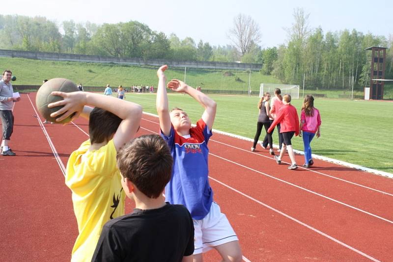 Valašské Meziříčí hostilo v pátek okresní kolo Odznaku všestrannosti olympijských vítězů. Podpořit děti ve sportování přijela i Šárka Kašpárková. 