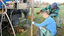 Pracovníci odborné firmy provádějí geotechnický průzkum budoucího úseku silnice I/57 od valašskomeziříčské místní části Bynina po výjezd do Jarcové, známého také jako západní obchvat města; říjen 2019