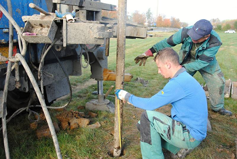 Pracovníci odborné firmy provádějí geotechnický průzkum budoucího úseku silnice I/57 od valašskomeziříčské místní části Bynina po výjezd do Jarcové, známého také jako západní obchvat města; říjen 2019