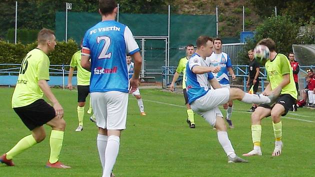 Fotbalisté Vsetína (modrobílé dresy) v 11. kole divize E přetlačili Skaštice 1:0.