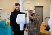 Ředitel Vsetínské nemocnice Martin Pavlica a náměstkyně hejtmana Zlínského kraje pro oblast zdravotnictví Olga Sehnalová si prohlížejí nový rentgen na zubní pohotovosti ve Vsetíně.