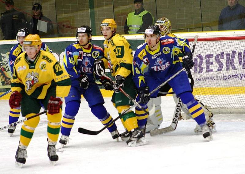 Hokejisté Vsetína (žluté dresy) ve středečním 24. kole druhé ligy porazili Přerov.