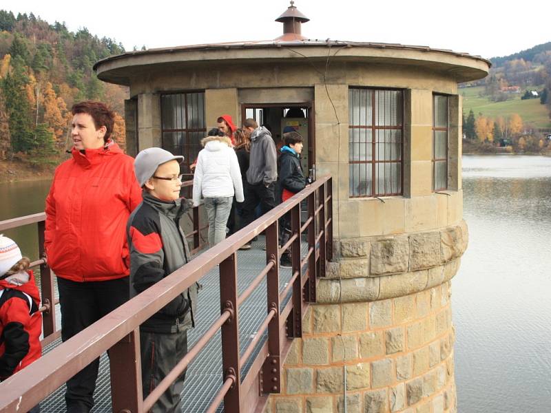 Návštěvníci si stoletou přehradu Bystřička prohlédli dokonale.