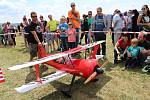 Na druhý ročník Aviatického dne, který se konal v sobotu 15. července v Poličné, dorazily tisíce lidí. Hvězdou programu byl akrobatický pilot Martin Šonka. Při jeho letecké show se divákům tajil dech.