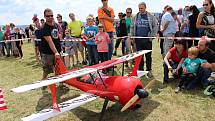 Na druhý ročník Aviatického dne, který se konal v sobotu 15. července v Poličné, dorazily tisíce lidí. Hvězdou programu byl akrobatický pilot Martin Šonka. Při jeho letecké show se divákům tajil dech.