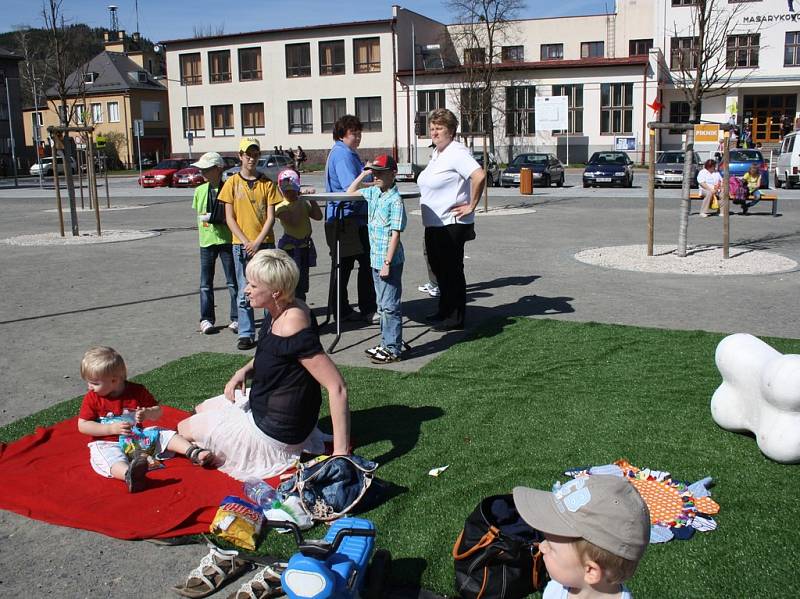 Stovky lidí přišly podpořit protestní akci na náměstí Svobody ve Vsetíně.