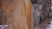 Půlčínské ledopády v tomto období opět lákají turisty svou ojedinělou krásou. Na zajímavosti jim dodává také oranžovohnědé zbarvení, které je způsobeno mikroskopickou sněžnou řasou. 