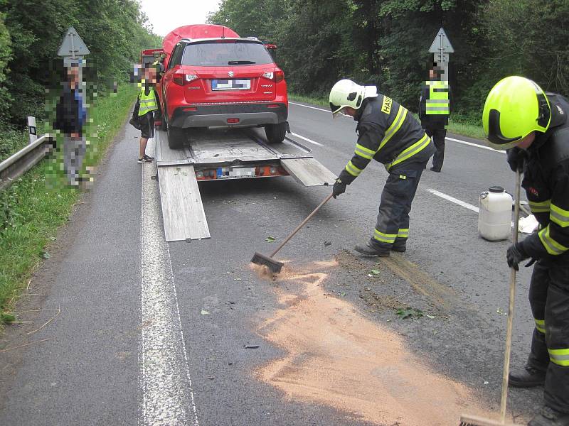 Řidička skončila s autem na střeše v potoce