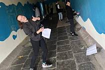Rožnovské děti zdobí malbami podchod u Obchodního domu Láz; říjen 2022