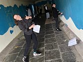Rožnovské děti zdobí malbami podchod u Obchodního domu Láz; říjen 2022