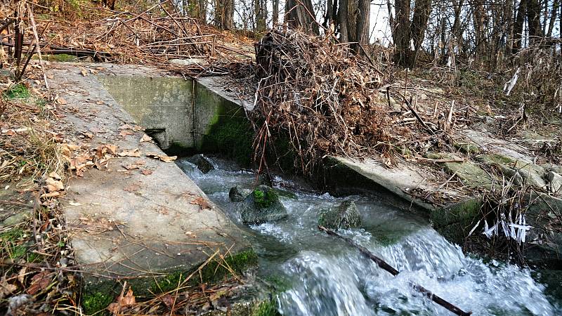 Výpusť kanálu vedoucího do valašskomeziříčské části Juřinka z bývalého areálů Tesly Rožnov, ze kterého do řeky Bečvy opakovaně unikly chemikálie; středa 2. prosince 2020
