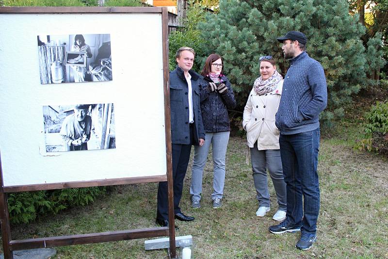 Ve čtvrtek 4. října 2018 slavnostně otevřeli zahradu za Charitou ve Vsetíně na Horním městě. Úpravy a rekonstrukce budou pokračovat i v příštím roce. K vidění byly i fotografie Roberta Goláně.