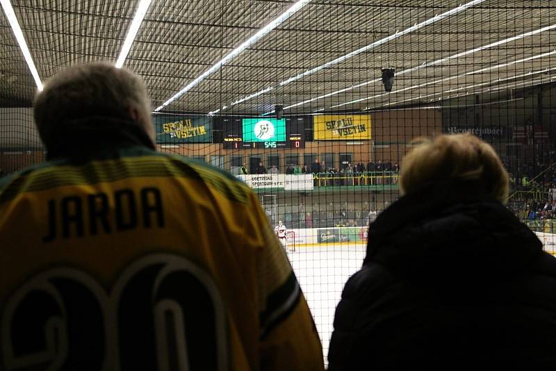 Valašsko ožilo hokejem. Zelenožlutí borci se první březnový den pustili do bojů v play-off. Za mohutné podpory věrných fanoušků.