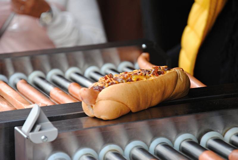 V nabídce pokrmů na festivalu Love Food,  který byl už pošesté součástí tradičních Zašovských slavností, nechyběl ani hot dog; sobota 7. září 2019