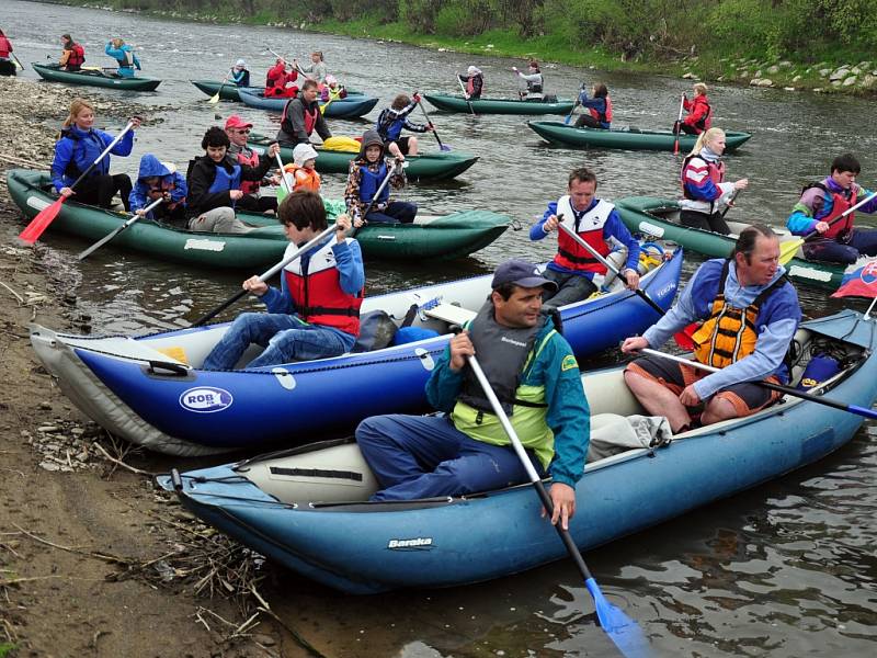 Vsetínský Turistický oddíl mládeže Skorci uspořádal ve středu 1. května 2013 tradiční Prvomájové splutí řeky Bečvy.