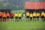 Fotbalisté Branek (žluté dresy) doma porazili Velkou Lhotu 6:2.