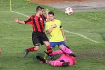 Fotbalisté Kelče (ve žlutém) o víkendu ztratili zápas ve Vlachovicích kvůli nepodařené první půli.