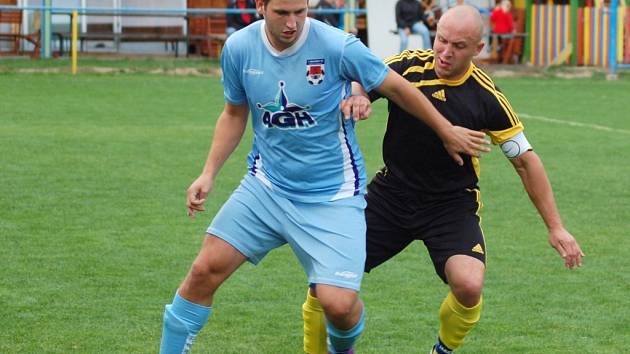 V zápase krajského přeboru fotbalisté Kateřinic (černé dresy) porazili 1.  Valašský FC 2:0. 