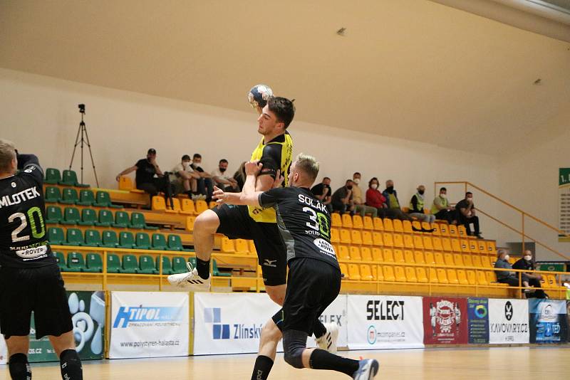 Stejně jako v minulém zápase i v sobotu muselo čtvrtfinálový duel play-off extraligy házenkářů mezi Zubřím (ve žlutém) a Karvinou rozhodnout sedmimetrové hody, ve kterých nyní měli pevnější nervy Slezané (29:28). V sérii na tři výhry vedou 2:1.