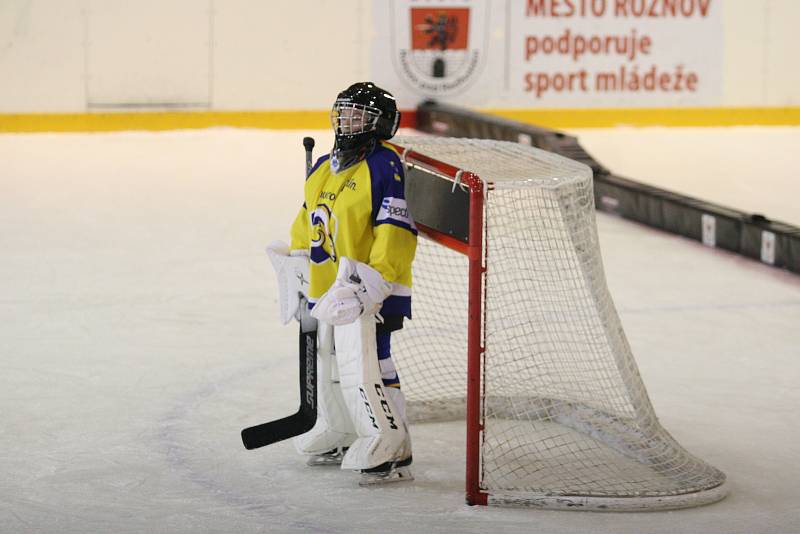 Sobotní Turnaj čtyř mladých 9letých hokejistů (ročník 2012) v Rožnově p. R. ovládli Oceláři z Třince před Berany ze Zlína.