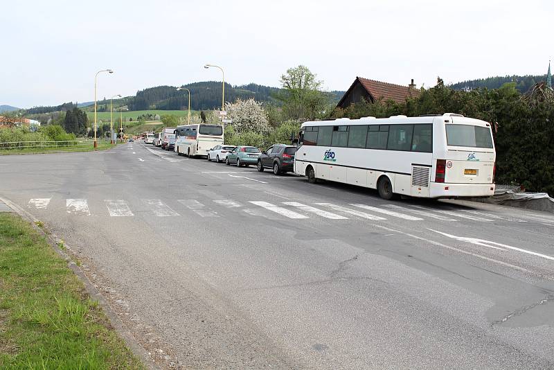 S opravou jeden a půl kilometru dlouhého průjezdu a stavbou chodníků od budoucího kruhového objezdu do části Bradov se pokračuje v Hovězí. Kyvadlovou dopravu řídí semafory.