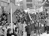 Demonstrace v Rožnově pod Radhoštěm v roce 1989.