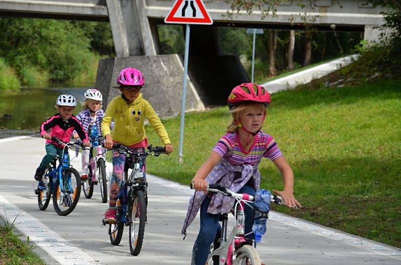 Nový úsek Cyklostezky Bečva pod hrachoveckým mostem ve Valašském Meziříčí je od středy 26. července 2017 v provozu. Sto sedmdesát metrů dlouhý úsek vyšel na 2,7 milionu korun.