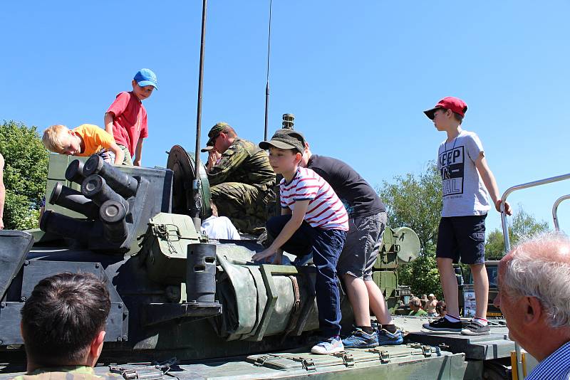 Jako na vojně. Malí zvědavci i jejich tatínkové a dědečkové si přišli v pátek prohlédnout vojenskou techniku v Masarykově proluce ve Valašském Meziříčí.