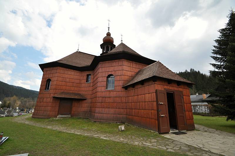Velké Karlovice - hřbitov a dřevěný kostel Panny Marie Sněžné.