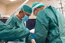 Chirurgové Vsetínské nemocnice během operace. Ilustrační foto.