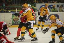 Hokejisté Vsetína (žluté dresy) hráli s Pardubicemi B.