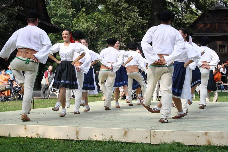 V rožnovském Skanzenu se početnému obecenstvu představily folklorní soubory domácí i zahraniční.