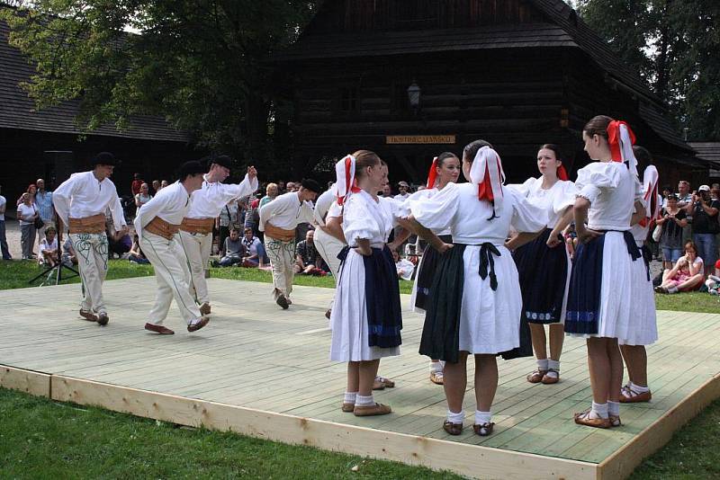 V rožnovském Skanzenu se početnému obecenstvu představily folklorní soubory domácí i zahraniční.