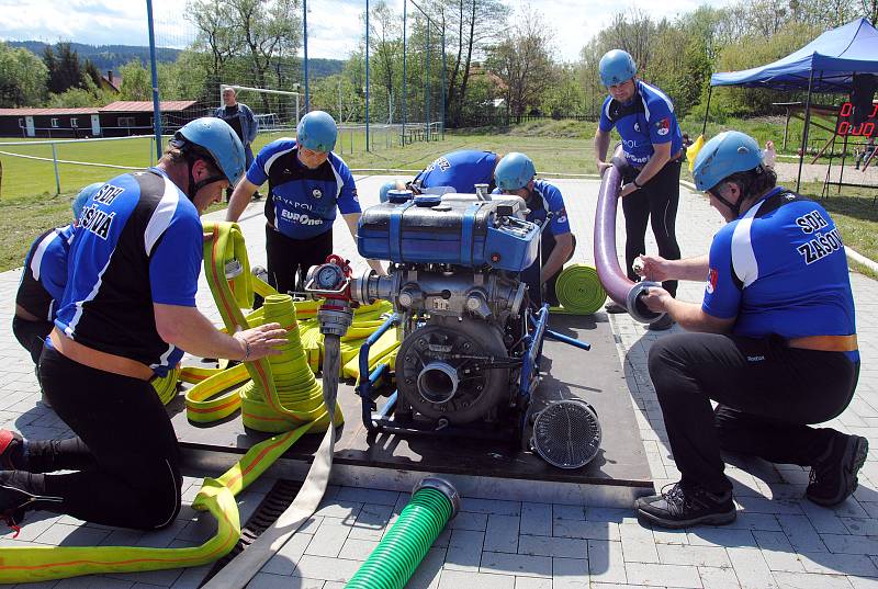 Hasiči a hasičky závodí v sobotu 11. května 2019 na okrskové soutěži soutěži v požárním sportu v Hrachovci u Valašského Meziříčí. S výjimkou mužů nad 35 let, kteří závodili jen v požárním útoku, všichni ostatní změřili síly také v překážkovém běhu na sto 